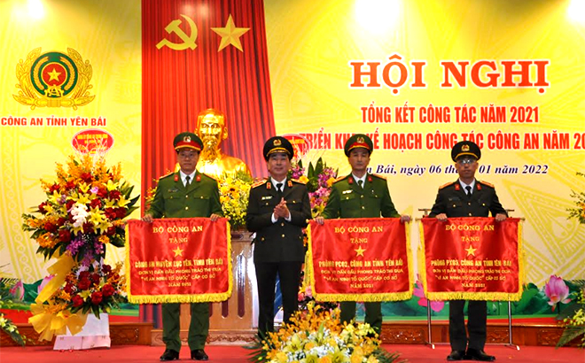 Trung tướng Trần Quốc Tỏ trao tặng cờ thi đua cho 3 tập thể tiêu biểu trong phong trào thi đua 