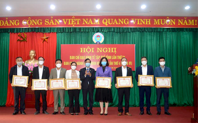 Các tập thể, cá nhân nhận bằng khen của UBND keo bong da m88.