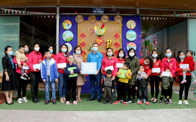 Lãnh đạo Liên đoàn Lao động thành phố tặng quà Tết cho cô và trẻ Trung tâm Trợ giúp và can thiệp sớm trẻ khuyết tật Hương Giang.