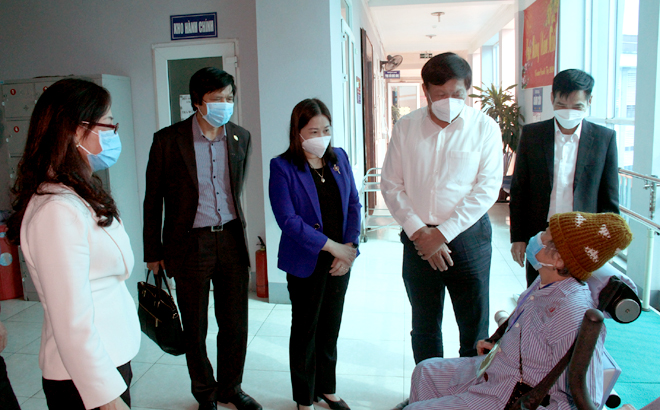 Thứ trưởng Bộ Y tế Đỗ Xuân Tuyên kiểm tra tại Bệnh viện Y học Cổ truyền tỉnh.