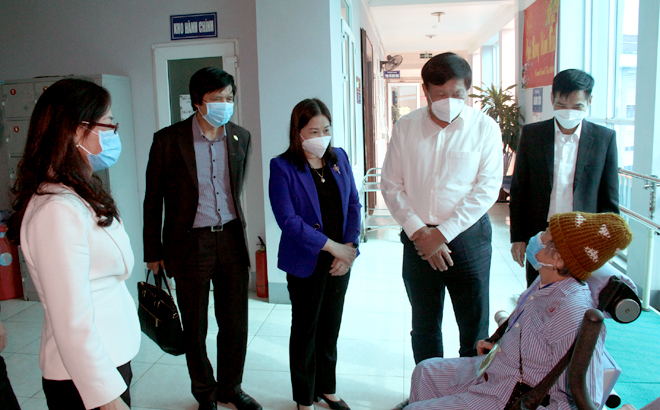 Thứ trưởng Bộ Y tế Đỗ Xuân Tuyên kiểm tra tại Bệnh viện Y học Cổ truyền keo bong da m88.