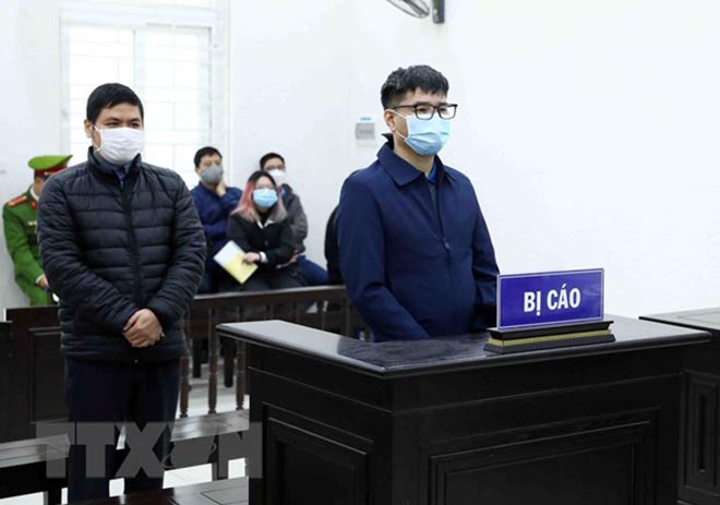 Bị cáo Mai Phan Lợi (phải) và Bạch Hùng Dương nghe Chủ tọa phiên tòa tuyên án.