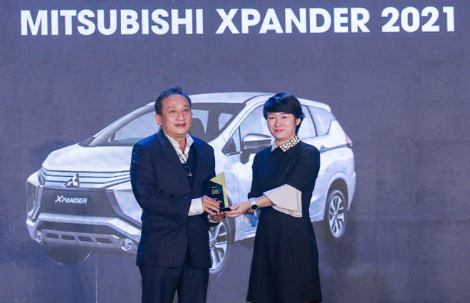 Ông Võ Thành Tài -Phòng truyền thông Mitsubishi nhận giải MPV phổ thông của năm 2021.
