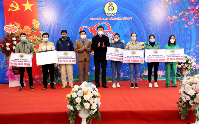 Chủ tịch UBND tỉnh Trần Huy Tuấn và lãnh đạo Liên đoàn Lao động tỉnh trao hỗ trợ nhà 