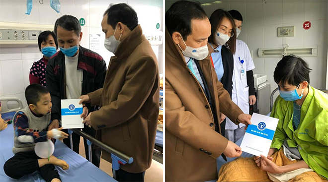 Ông Phạm Công Cường - Phó Giám đốc BHXH tỉnh tặng quà cho bệnh nhân đang điều trị tại Bệnh viện Đa khoa tỉnh Yên Bái.