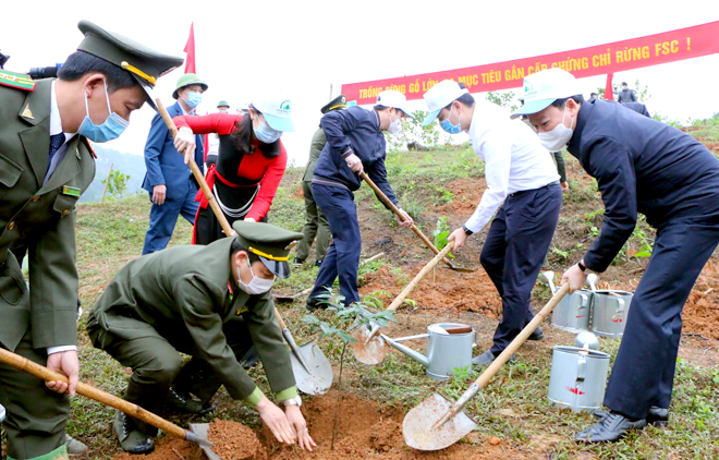 Bí thư Tỉnh ủy Đỗ Đức Duy cùng lãnh đạo huyện Yên Bình tham gia trồng cây tại Lễ phát động hưởng ứng 
