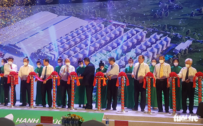 Chủ tịch nước Nguyễn Xuân Phúc (thứ 4 từ trái sang) cắt băng khánh thành Nhà máy sản xuất gạo Hạnh Phúc