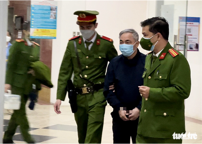 Bị cáo Nguyễn Ngọc Hiền (cựu Phó giám đốc Bệnh viện Bạch Mai) đến tòa