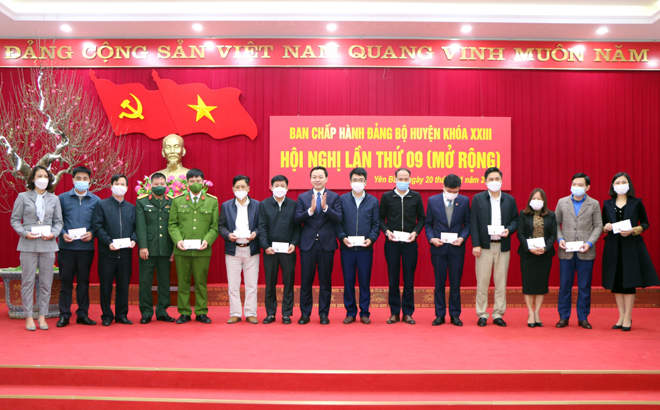 Đồng chí An Hoàng Linh - Bí thư Huyện ủy, Chủ tịch HĐND huyện Yên Bình trao thưởng cho các cơ quan, đơn vị có thành tích xuất sắc trong thực hiện nhiệm vụ chính trị năm 2021.