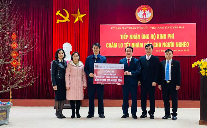Ủy ban Mặt trận Tổ quốc tỉnh tiếp nhận quà tết của Agribank Chi nhánh tỉnh Yên Bái tặng hộ nghèo tỉnh Yên Bái.