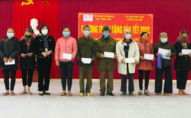 Lãnh đạo Ủy ban Mặt trận Tổ quốc tỉnh trao quà tết năm 2022 cho hộ nghèo huyện Lục Yên.
