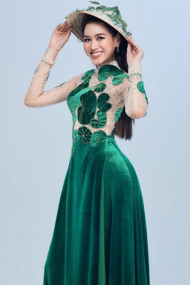 Đỗ Thị Hà trong trang phục áo dài lấy cảm hứng từ rau má.