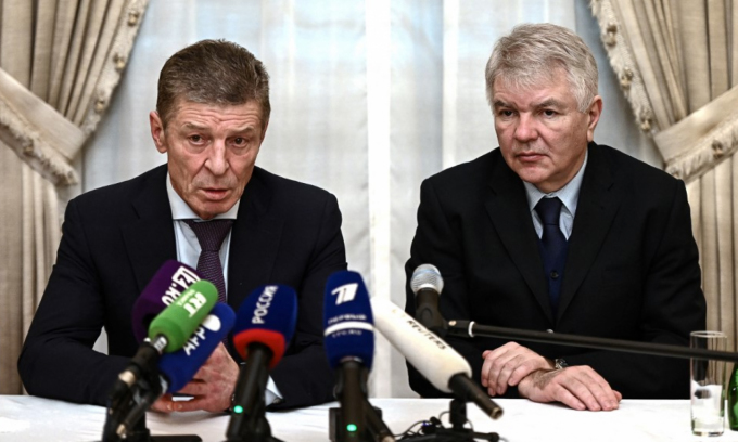 Phó thủ tướng Kozak (trái) và cố vấn Yermak họp báo sau cuộc gặp ở Paris, Pháp, ngày 26/1.