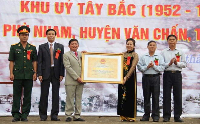 Lãnh đạo tỉnh Yên Bái trao Bằng xếp hạng Di tích quốc gia Khu ủy Tây Bắc tháng 9/2013 (ảnh T.L).