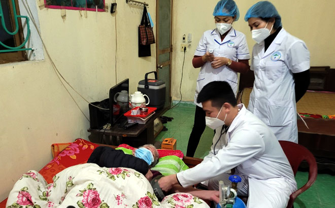Staff of medical centre in Yen Binh district check health and give vaccine shots to the elderly at home.