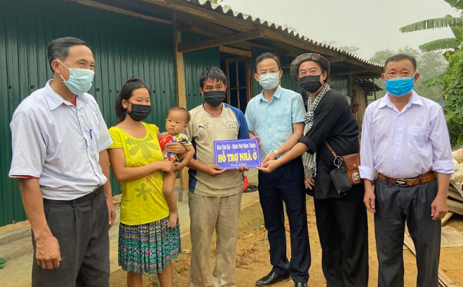 Lãnh đạo Báo Yên Bái trao biểu trưng hỗ trợ làm nhà ở cho hộ nghèo ở xã Sùng Đô, huyện Văn Chấn.