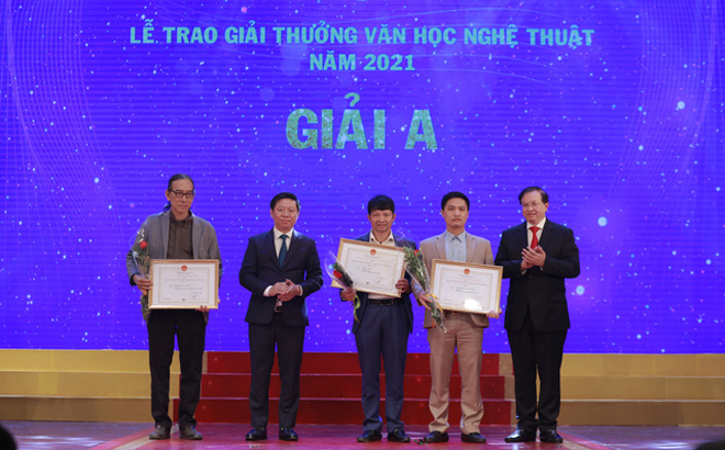 Tác giả Phạm Pa Ri (người đứng giữa) nhận giải A Giải thưởng Văn học nghệ thuật năm 2021chuyên ngành nhiếp ảnh