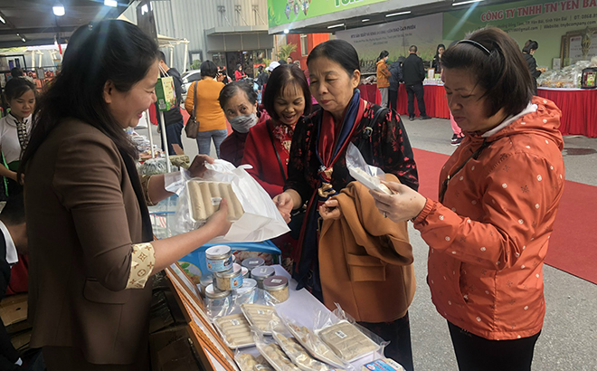 Người dân tới tham quan và mua hàng trong Tuần lễ giới thiệu hàng nông sản, thuỷ sản tỉnh Yên Bái tại siêu thị Big C Thăng Long Hà Nội tháng 12/2022. (Ảnh: Hồng Duyên)