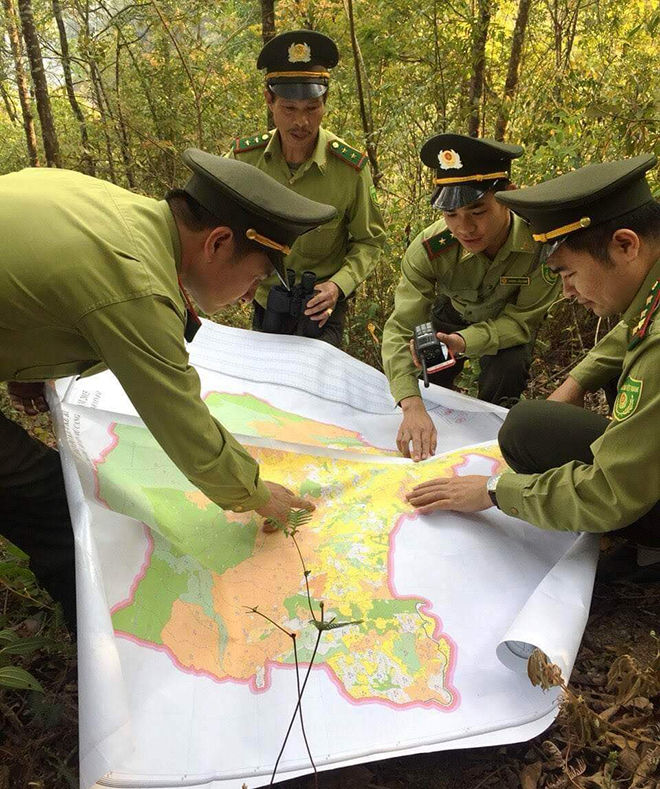 Cán bộ Hạt Kiểm lâm huyện Mù Cang Chải làm tốt công tác tuần tra, bảo vệ rừng.