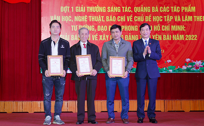 Trưởng ban Tuyên giáo Tỉnh ủy Nguyễn Minh Tuấn trao giải B Giải Búa liềm vàng tỉnh Yên Bái năm 2022 cho các tác giả.