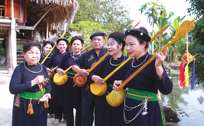 Đội văn nghệ Câu lạc bộ Liên thế hệ tự giúp nhau thôn Trung Tâm, xã Xuân Lai biểu diễn hát then, đàn tính.