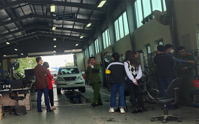 Cảnh sát kiểm tra một trung tâm đăng kiểm ở Hà Nội.