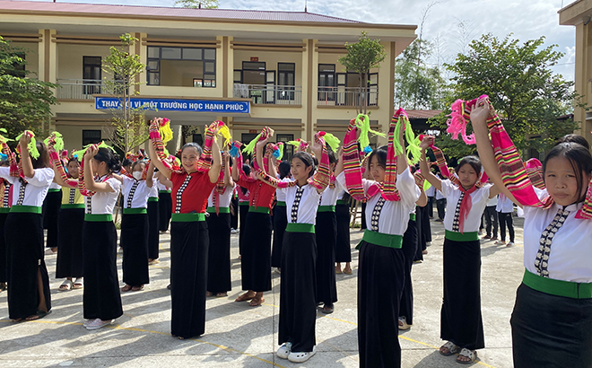 Hoạt động trải nghiệm được đẩy mạnh trong các trường học trên địa bàn tỉnh. Trong ảnh: Một giờ học múa xoè của học sinh Trường THCS Phúc Sơn, thị xã Nghĩa Lộ.
