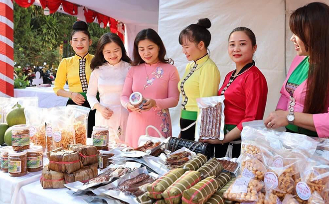 Sản phẩm Ruốc tôm Ban trắng của cơ sở chế biến thực phẩm Huy Phương, phường Cầu Thia được giới thiệu tại hội chợ tổ chức trên địa bàn thị xã Nghĩa Lộ.