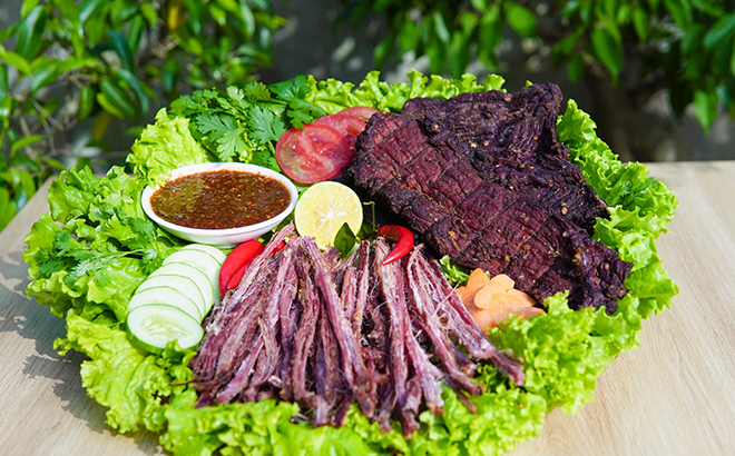 Thịt trâu gác bếp là món ăn đặc trưng của đồng bào Thái ở Mường Lò, Nghĩa Lộ.