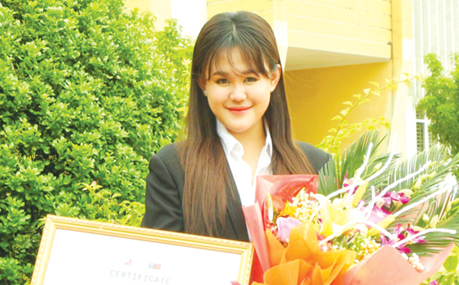 Lê Khánh Linh nhận giải thưởng về Dự án ý tưởng của Cuộc thi Solve For Tomorrow.