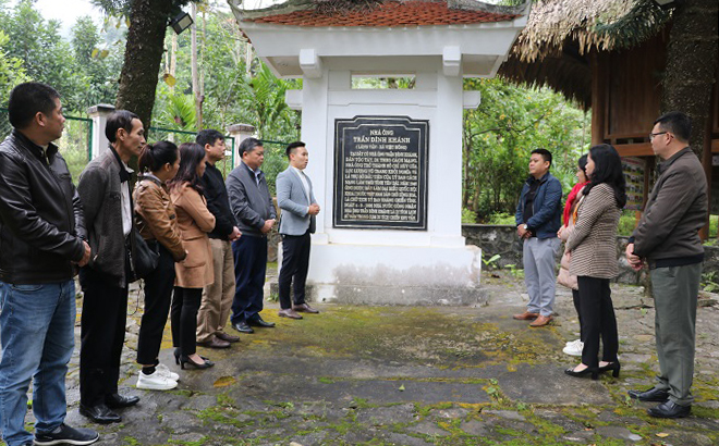 Hội đồng Thẩm định của tỉnh thăm di tích lịch sử Quốc gia nhà
ông Trần Đình Khánh, xã Việt Hồng.