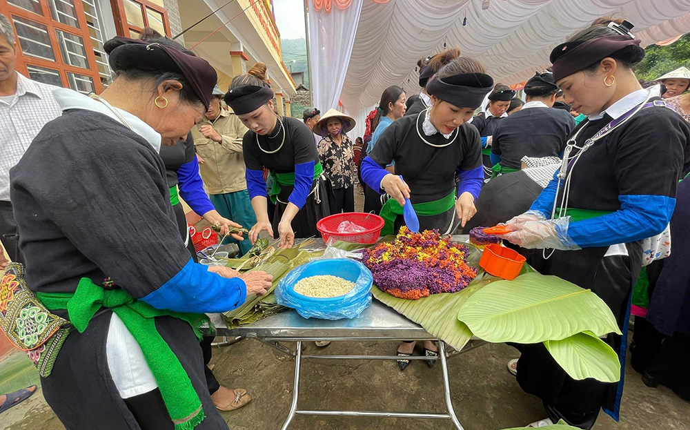 Người dân thôn Hạnh Phúc, xã Tân Hợp tham gia các hoạt động kỷ niệm Ngày Gia đình Việt Nam.