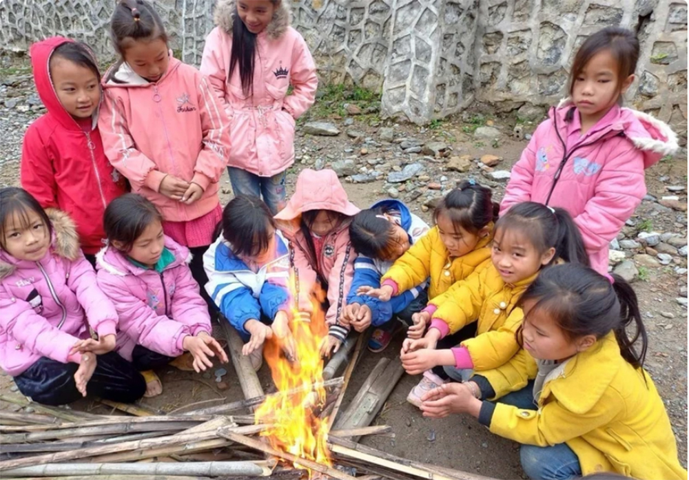 Học sinh huyện Nguyên Bình, Cao Bằng đốt lửa sưởi trong giờ nghỉ giải lao.