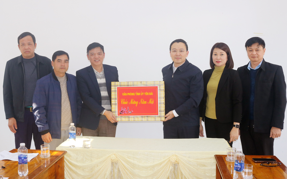 Đồng chí An Hoàng Linh - Chánh Văn phòng Tỉnh ủy cùng đoàn công tác thăm, tặng quà Đảng bộ, chính quyền xã Tân Nguyên