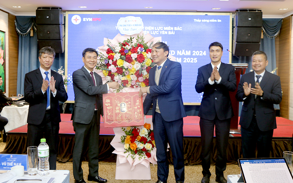 Lãnh đạo Tổng Công ty Điện lực miền Bắc tặng hoa chúc mừng những kết quả mà Công ty Điện lực Yên Bái đạt được trong năm 2024