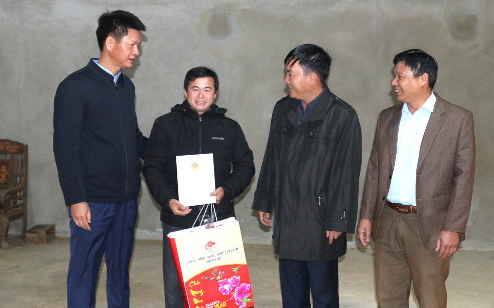 Lãnh đạo tỉnh và huyện Mù Cang Chải tặng quà tết cho người dân ở bản Trống Là, xã Hồ Bốn.