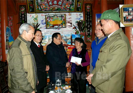Lãnh đạo Hội cựu thanh niên xung phong tỉnh và đại diện các chi hội tặng quà cho hội viên trên địa bàn huyện Yên Bình.
