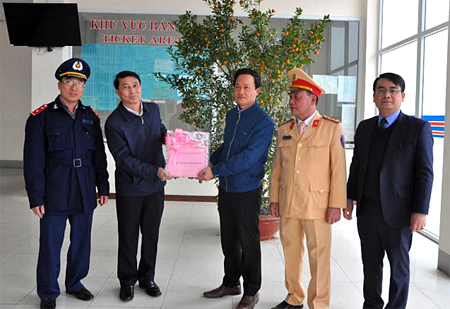 Lãnh đạo Ban ATGT tỉnh tặng quà tết cho đại diện Bến xe khách Yên Bái.