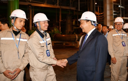 Thủ tướng Nguyễn Xuân Phúc trò chuyện với công nhân nhà máy.