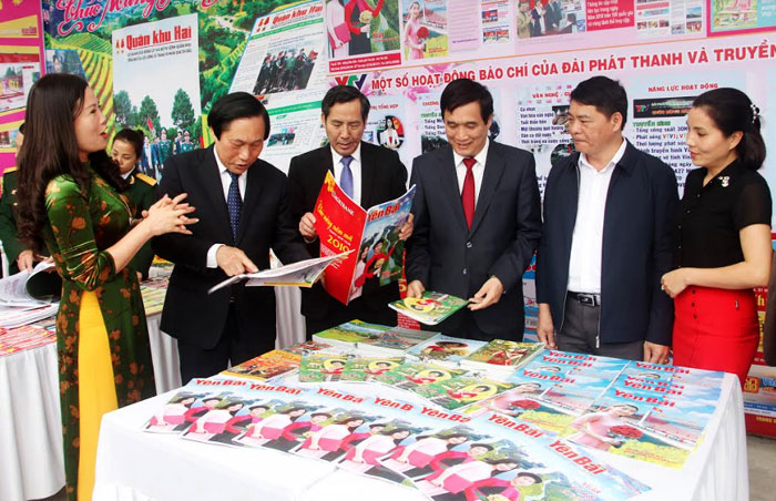 Các đồng chí lãnh đạo Trung ương Hội Nhà báo Việt Nam, lãnh đạo tỉnh và lãnh đạo Hội Nhà báo tỉnh Phú Thọ thăm gian trưng bày báo chí Yên Bái.