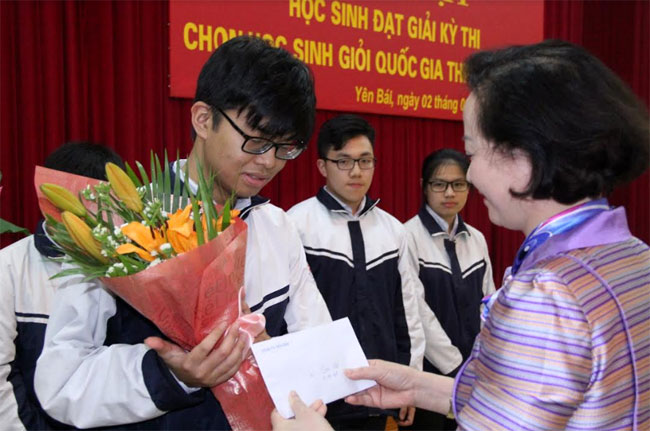 Đồng chí Phạm Thị Thanh Trà - Ủy viên Ban Chấp hành Trung ương Đảng, Bí thư Tỉnh ủy, Chủ tịch HĐND tỉnh tặng hoa và quà chúc mừng em Nguyễn Đình Hoàng đạt giải Nhất môn Hóa học trong Kỳ thi chọn học sinh giỏi quốc gia THPT năm 2019.