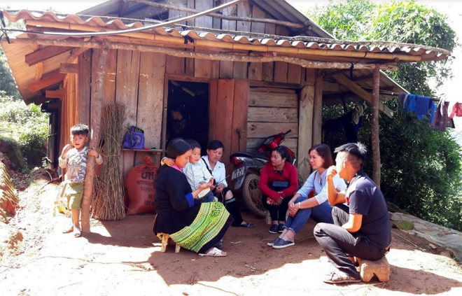 Hội phụ nữ huyện Mù Cang Chải thường xuyên thăm hỏi, động viên, giúp đỡ các hội viên nghèo phát triển kinh tế gia đình. (Ảnh: Minh Huyền)