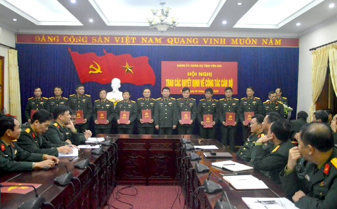 Đại tá Trần Công Ứng, Chỉ huy trưởng Bộ CHQS tỉnh trao quyết định điều động, bổ nhiệm cán bộ