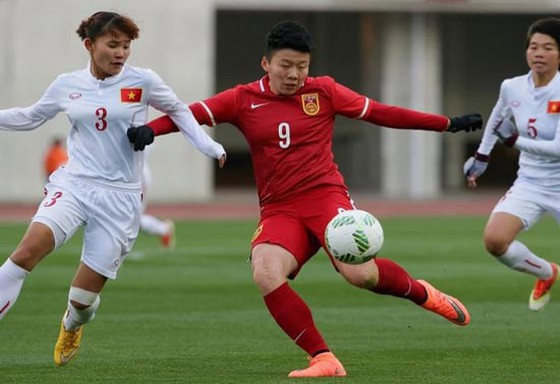 Chương Thị Kiều cùng ĐT Việt Nam trong trận gặp Trung Quốc ở vòng loại Olympic Rio 2016.