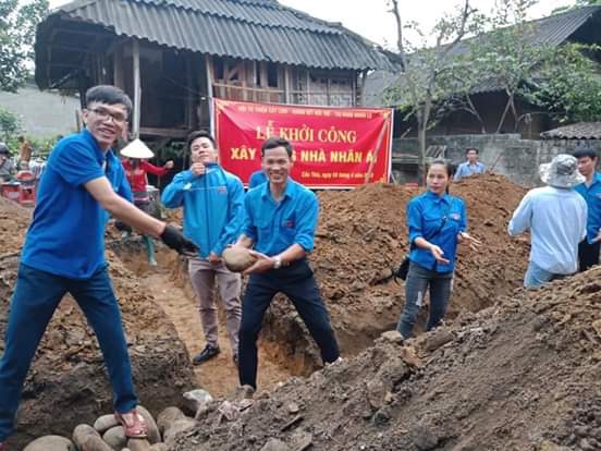 Bí thư Đoàn phường Cầu Thia Hoàng Văn Hòa (thứ 3, trái sang) trong lễ khởi công xây nhà nhân ái.