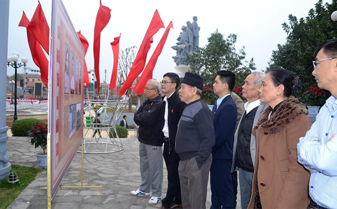 Người dân tham quan công trình tôn tạo, nâng cấp Di tích lịch sử khu mộ Nguyễn Thái Học.