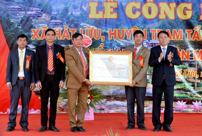 Đồng chí Nguyễn Văn Khánh - Phó Chủ tịch UBND tỉnh trao Bằng công nhận đạt chuẩn nông thôn mới năm 2019 cho xã Hát Lừu.