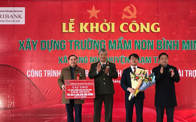 Lãnh đạo Agribank Chi nhánh tỉnh Yên Bái (thứ 2 bên phải sang) trao số tiền 6 tỷ đồng để xây dựng Trường Mầm non Bình Minh.