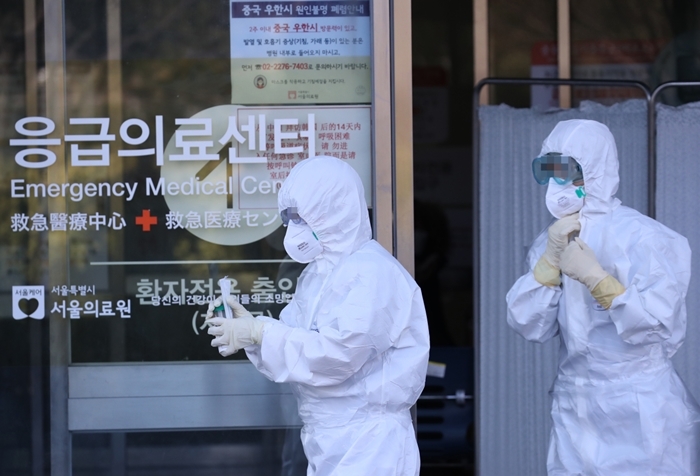 Các nhân viên y tế mặc đồ bảo hộ tại phòng khám sàng lọc virus corona, thuộc Trung tâm y tế Seoul.