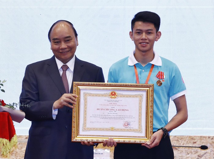 Thủ tướng Nguyễn Xuân Phúc trao tặng Huân chương Lao động Hạng Nhì cho Trương Thế Diệu vì thành tích đoạt Huy chương Bạc cuộc thi tay nghề thế giới năm 2019.